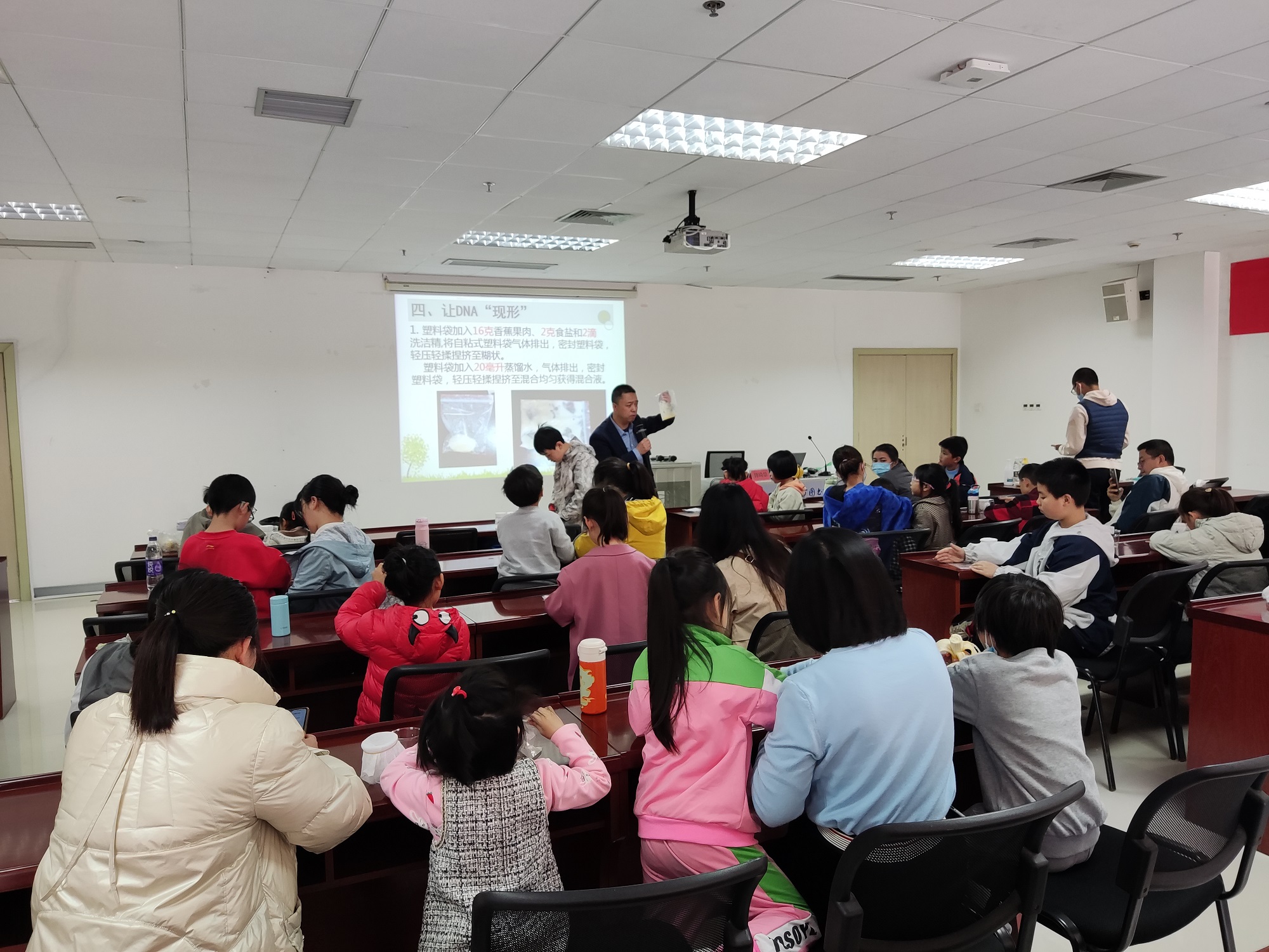 2023年4月9日 宁德市图书馆在市图书馆三楼培训教室 开展“与探索同行”科学实验系列活动 拍摄者：叶翁廷（图4）.jpg