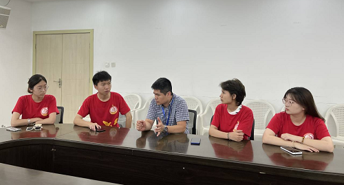 图片3 图为实践队与雷安均副馆长进行交流座谈。中国青年网通讯员 徐晓晴 摄.png
